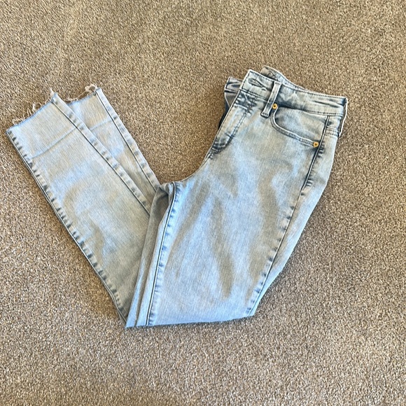 Universal Thread Light Wash High Waisted Jeans - Picture 1 of 4